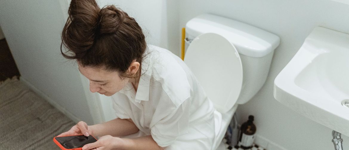 Korištenje mobitela na WC-u nikako nije dobra ideja