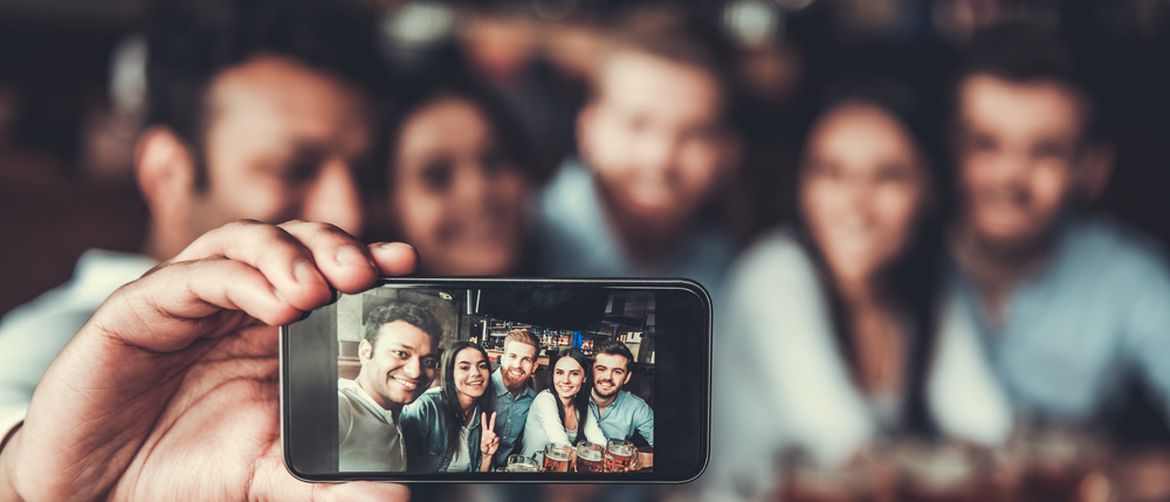 Grupna selfie slika osoba u baru
