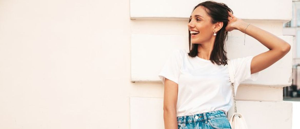 Djevojka u kratkim hlačama