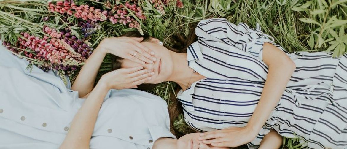 Djevojke pokrivaju oči