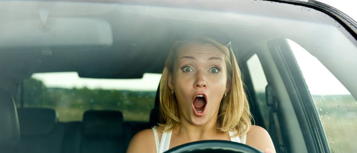 Uplašena djevojka vozi