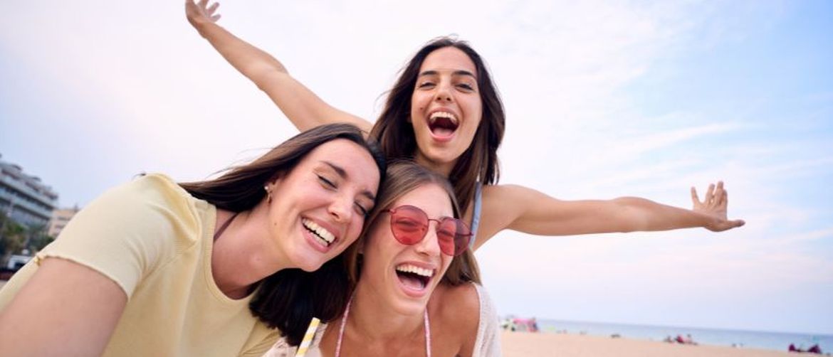 Tri prijateljice na plaži