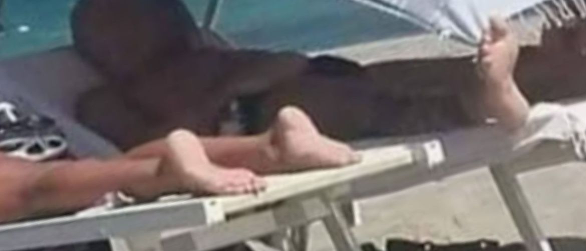 Muškarac u hladu na plaži