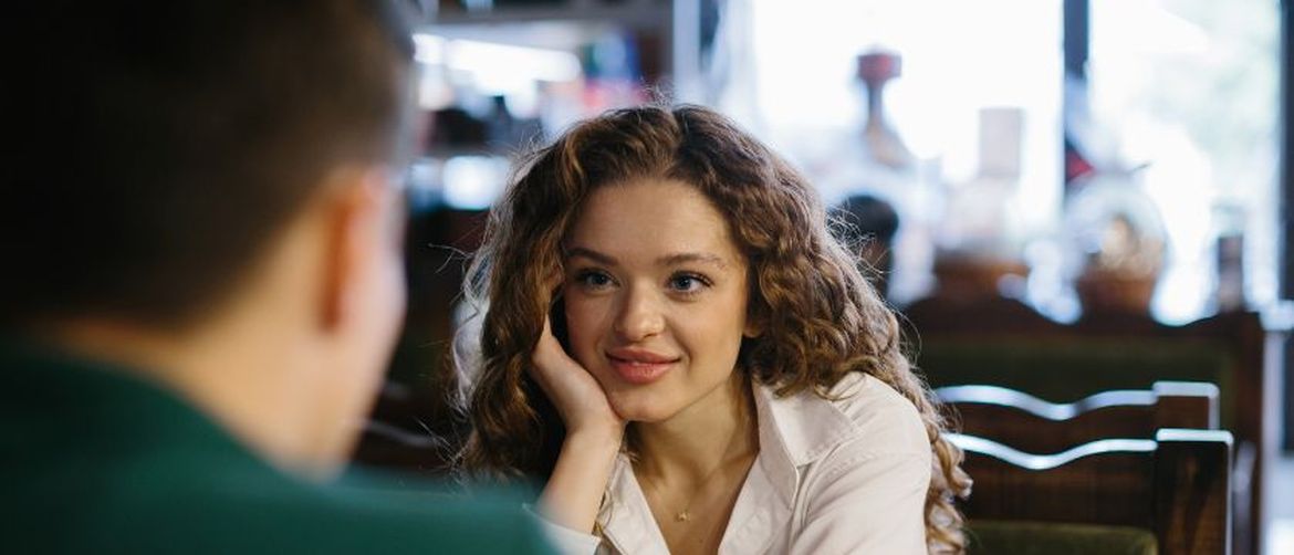 Djevojka zaljubljeno gleda u dečka