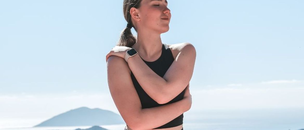 Djevojka grli samu sebe