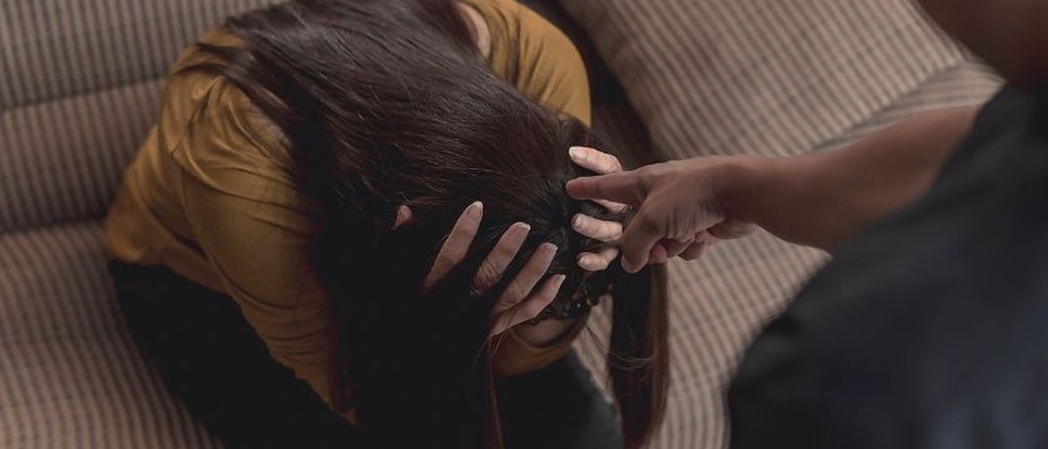 Muškarac upire prstom u djevojku