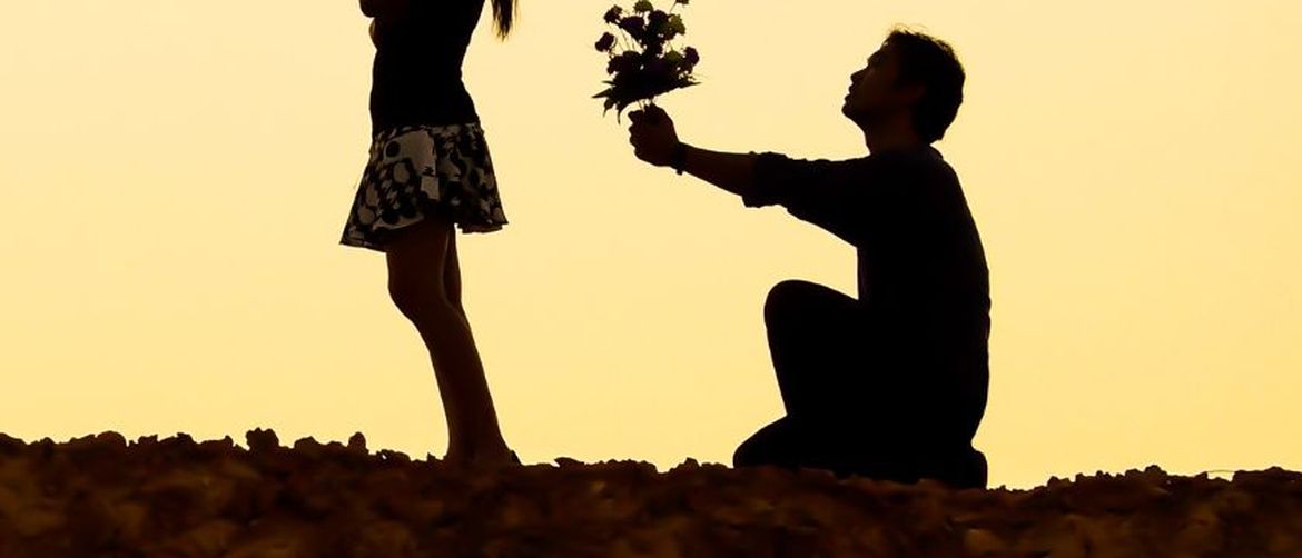 Dečko daje djevojci cvijeće