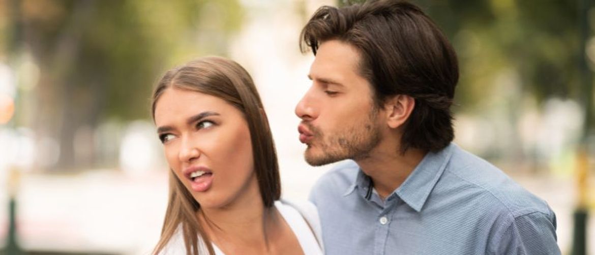 Djevojka odbija dečka