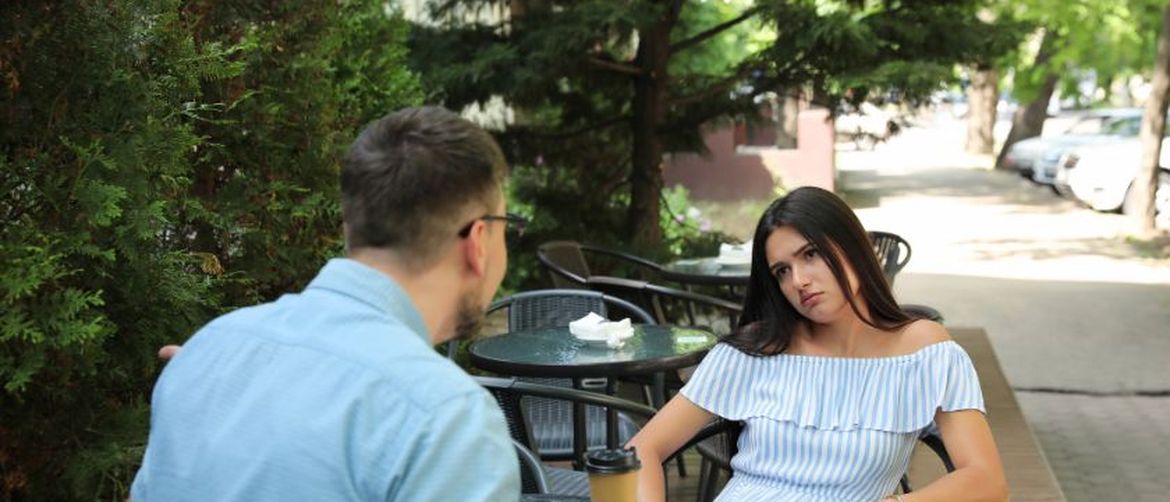 Djevojka se dosađuje na spoju