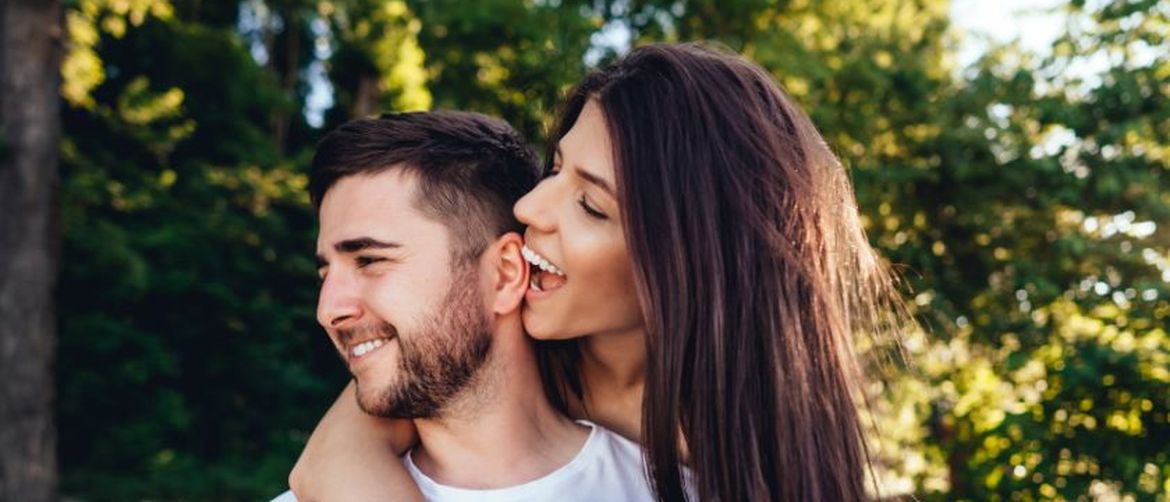 Djevojka grize dečka