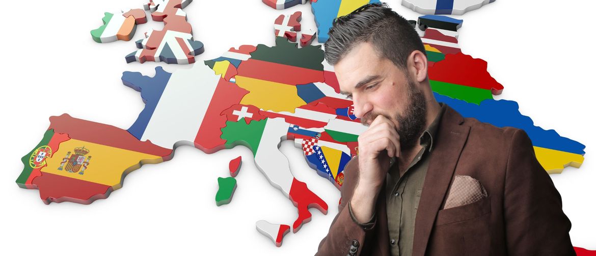 Karta Europe i muškarac koji razmišlja