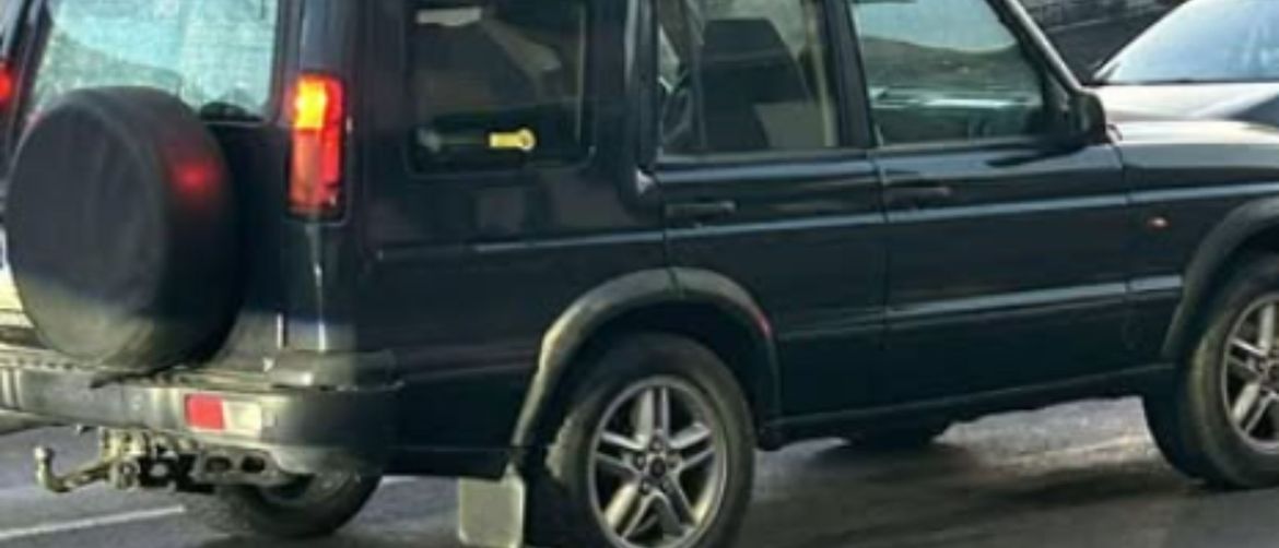 Turist na krovu automobila u koloni