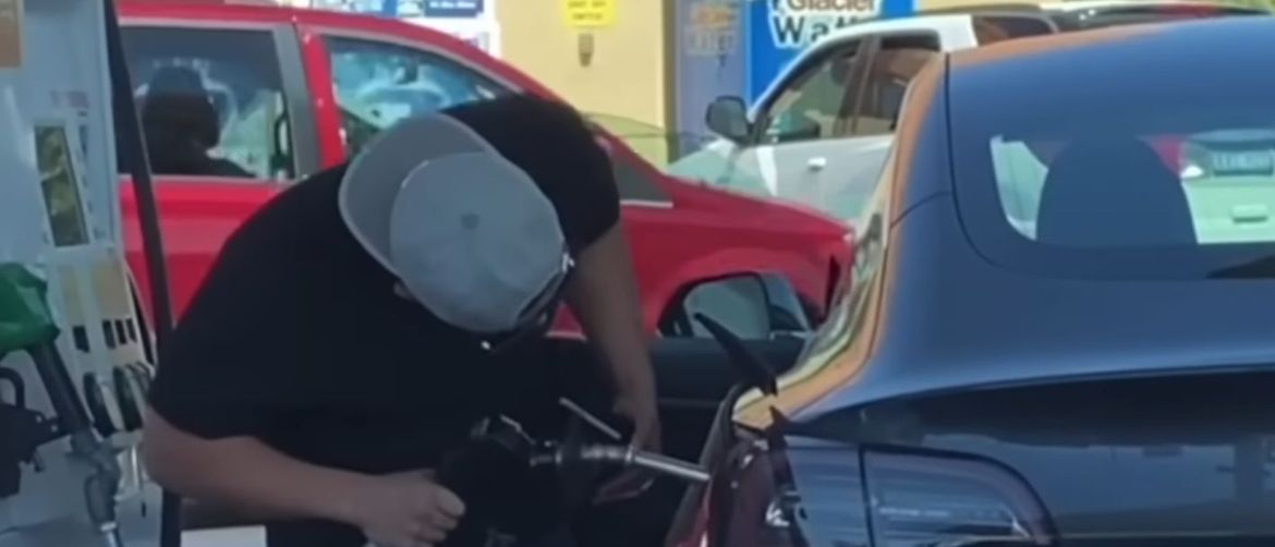 Tesla na benzinskoj