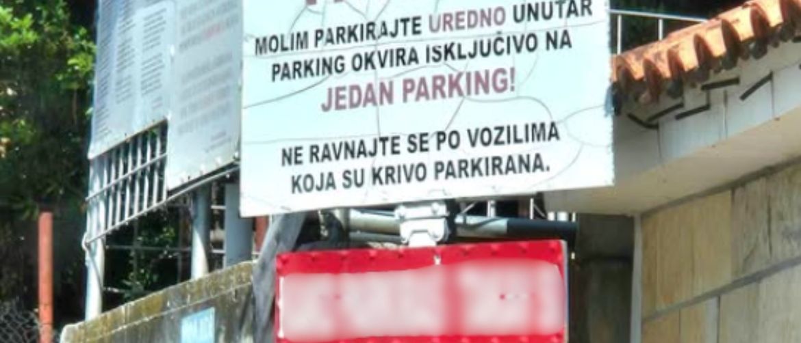 Smiješan natpis na parkingu u Kaštel Starom
