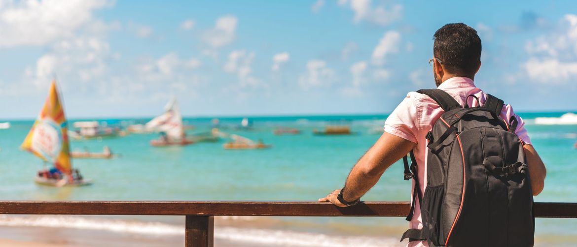 Turist s ruksakom kako gleda u daljinu