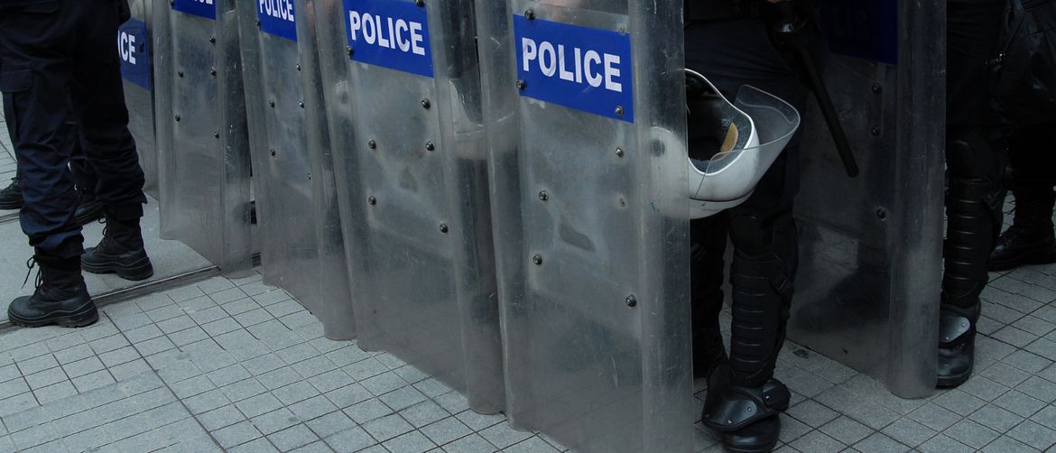 Prosvjednici pale automobile i bacaju vatromet na policiju.