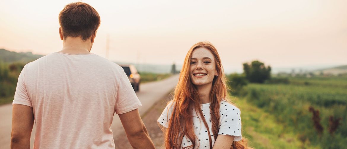 Cura i dečko šetaju