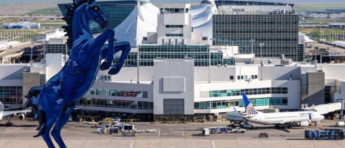 Međunarodna zračna luka Denver i kip Plavog Mustanga ispred nje