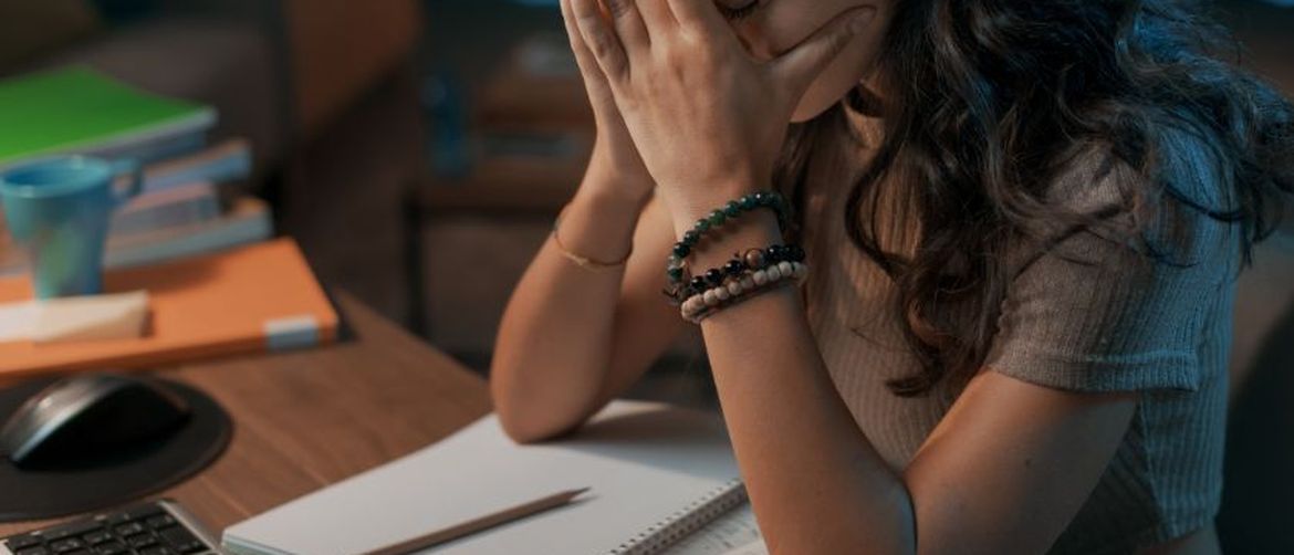 Cura plače dok uči