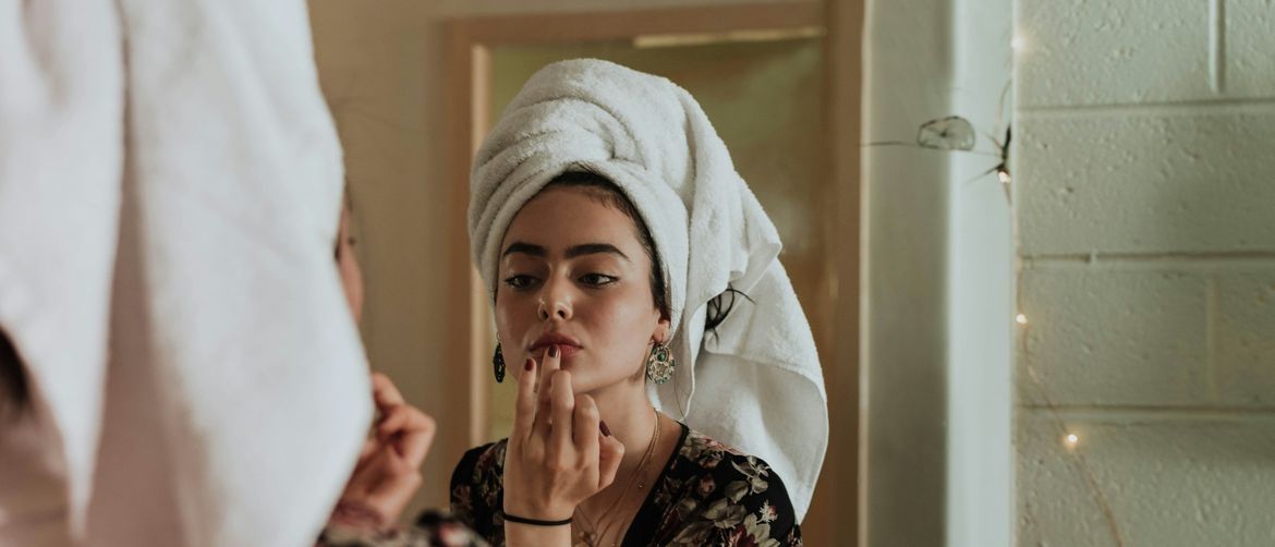 Djevojka ispred ogledala