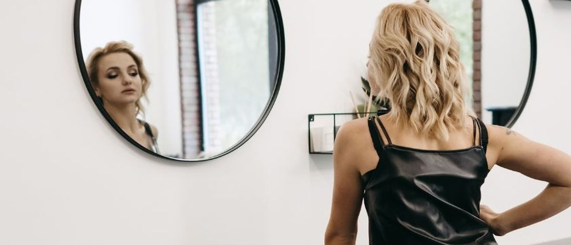 Djevojka pred ogledalom