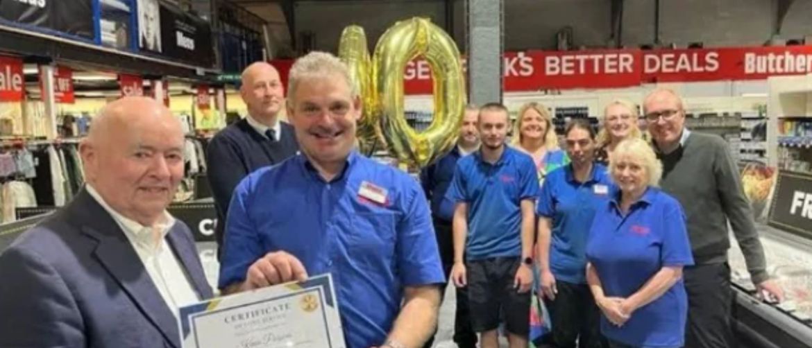 Zaposlenik supermarketa Kevin Parsons na proslavi 40 godina radnog staža