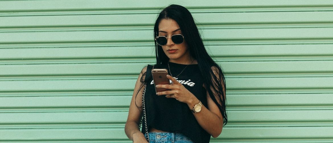 Djevojka gleda u mobitel