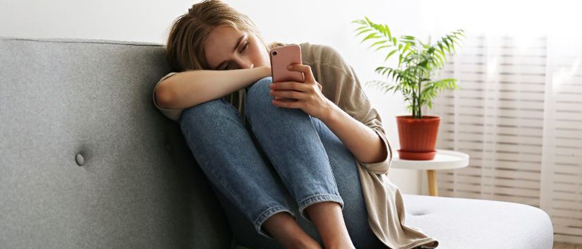 Tužna djevojka s mobitelom