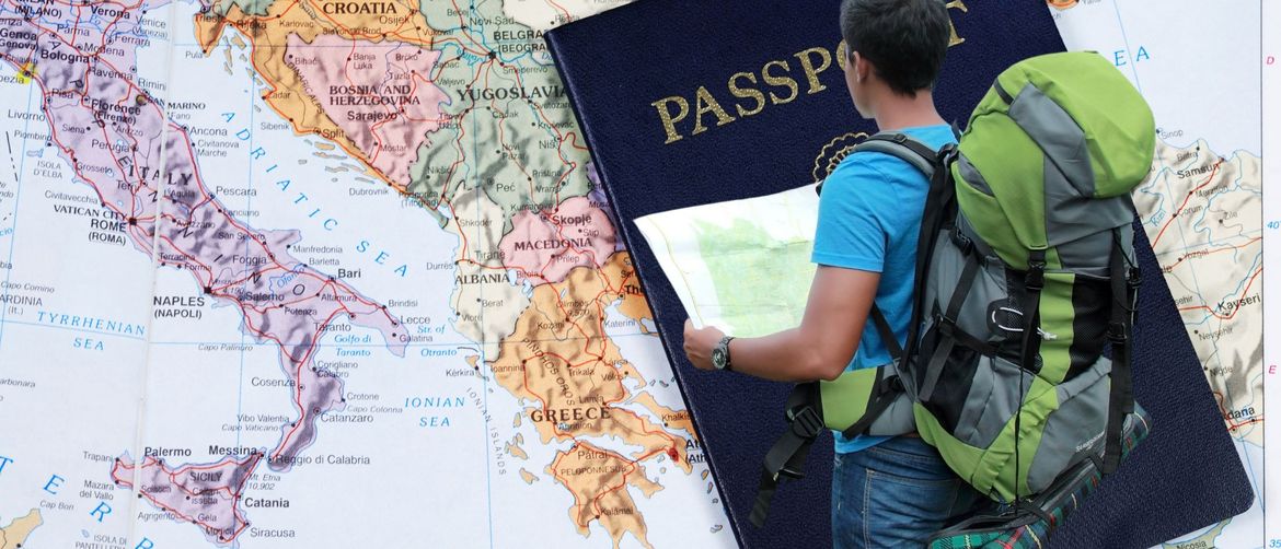 Karta Europe i turist s kartom u rukama i ruksakom na leđima