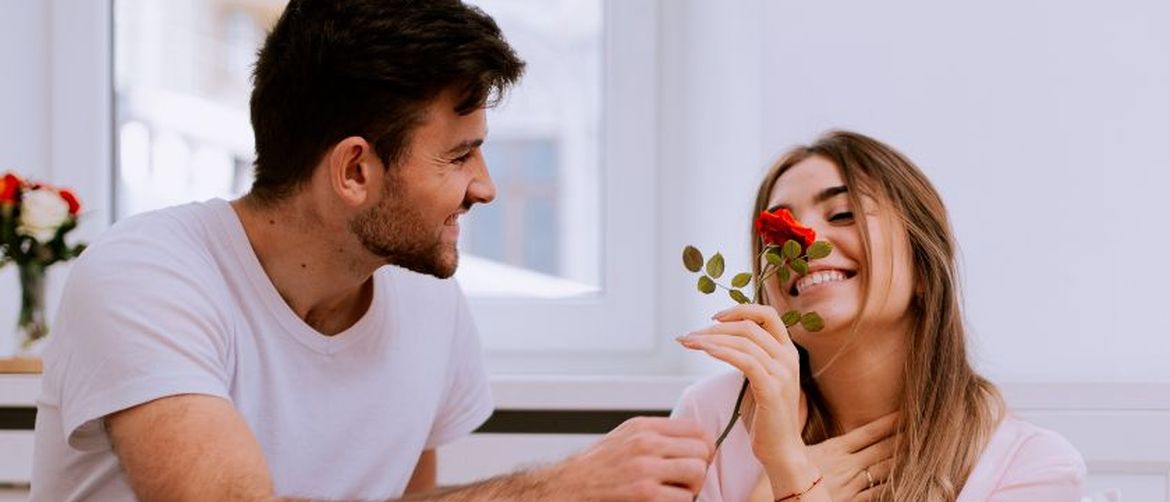 Dečko djevojci poklanja cvijet