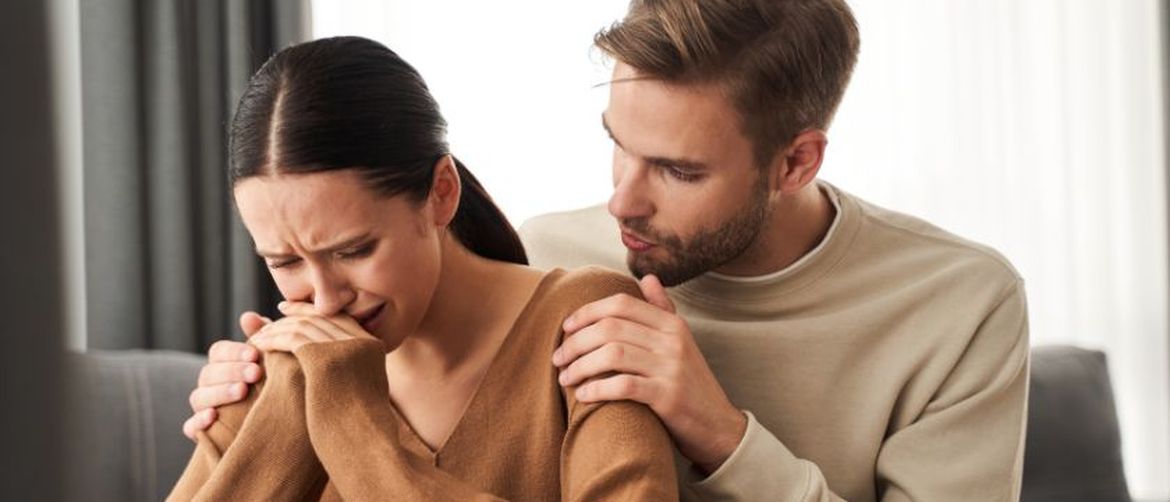 Dečko tješi djevojku