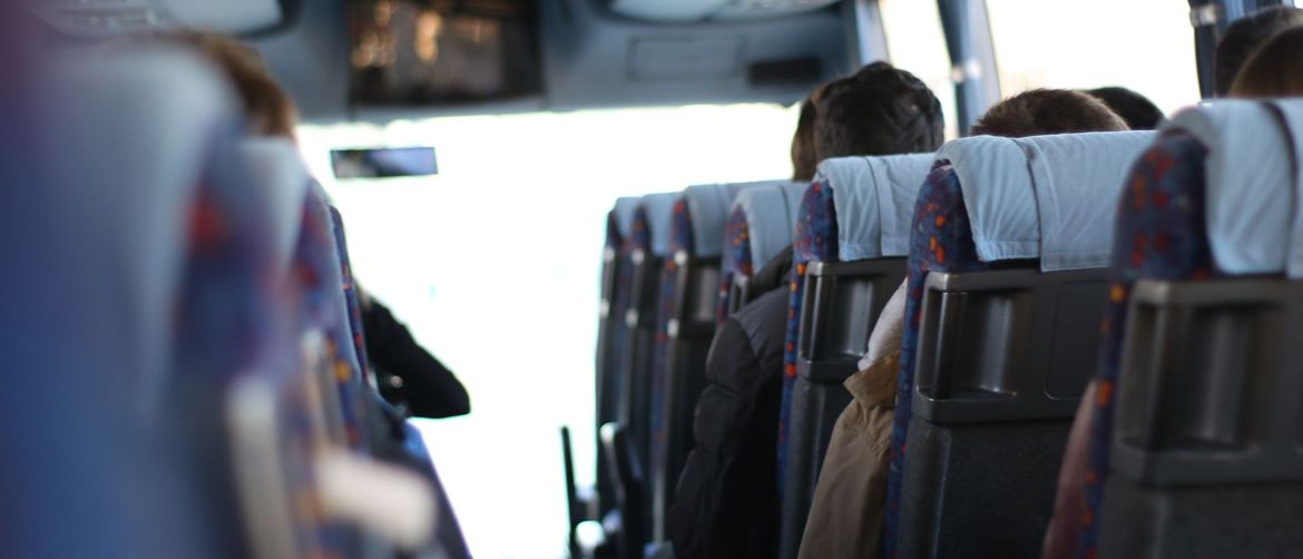 Unutrašnjost autobusa s putnicima