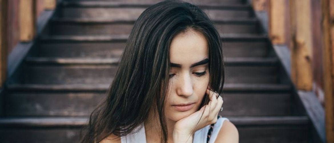 Tužna djevojka s mobitelom