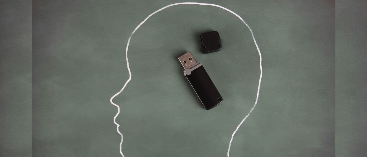 Silueta lica i usb stick umjesto mozga