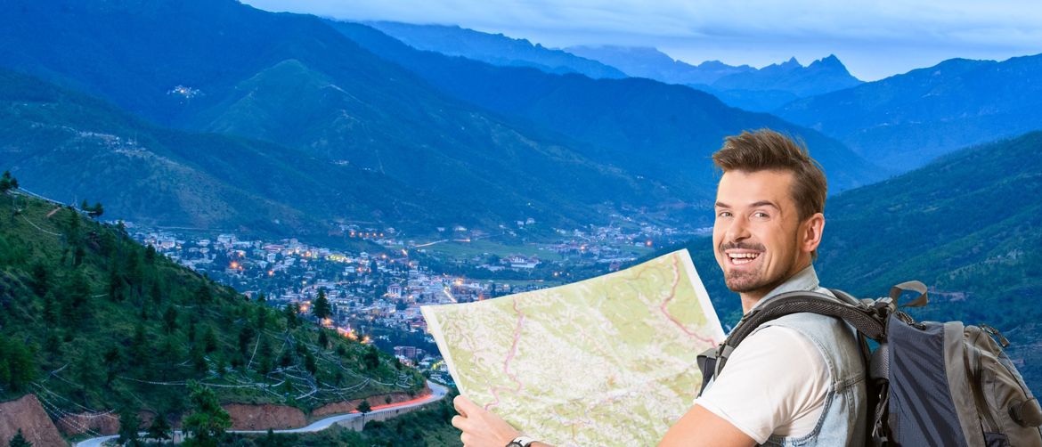 Grad u planinama i turist s ruksakom i kartom