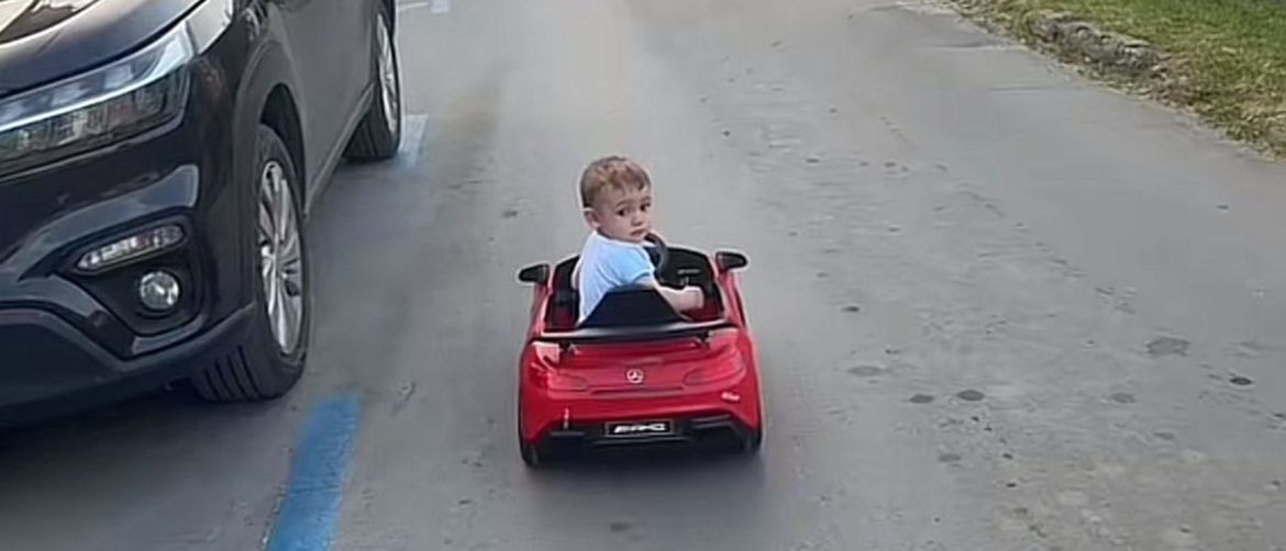 Dječak vozi auto