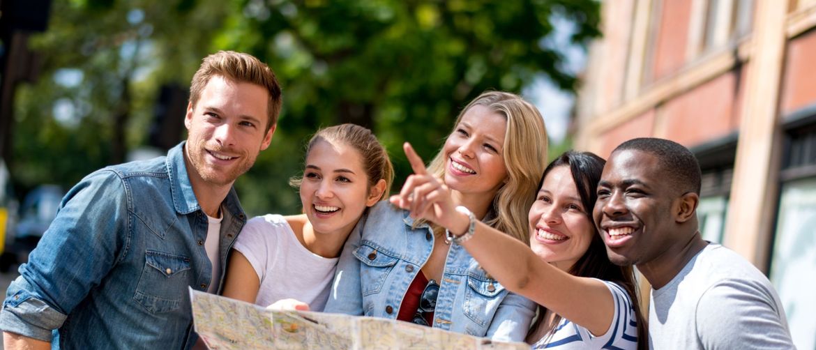 Razni turisti koji gledaju na kartu
