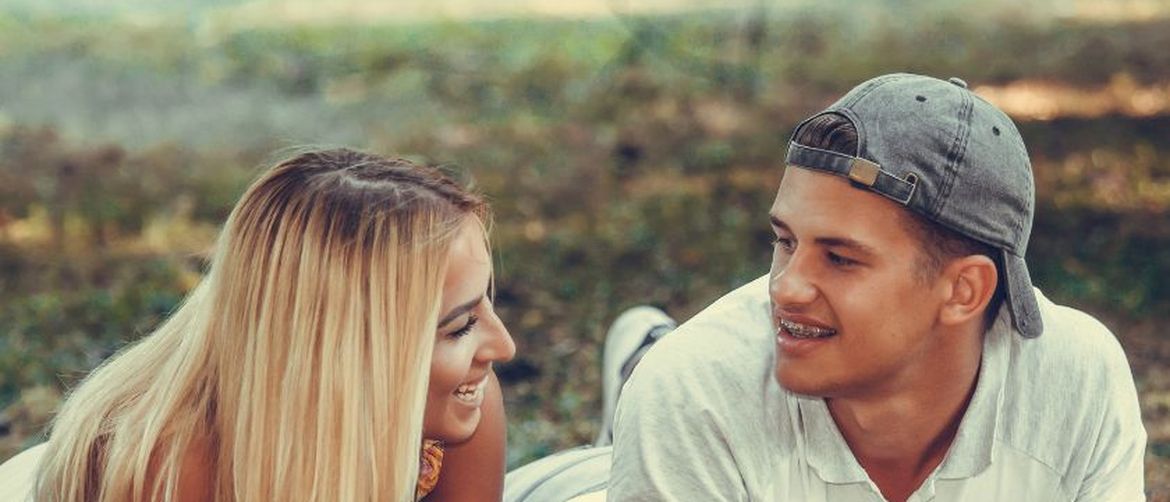 Zaljubljeni par na pikniku