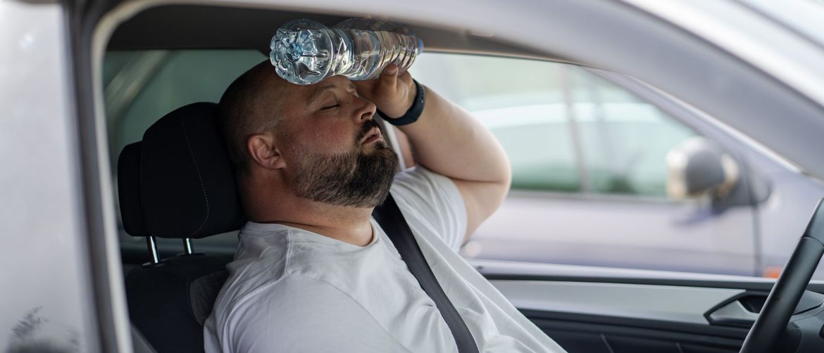 Muškarac u vrućem automobilu