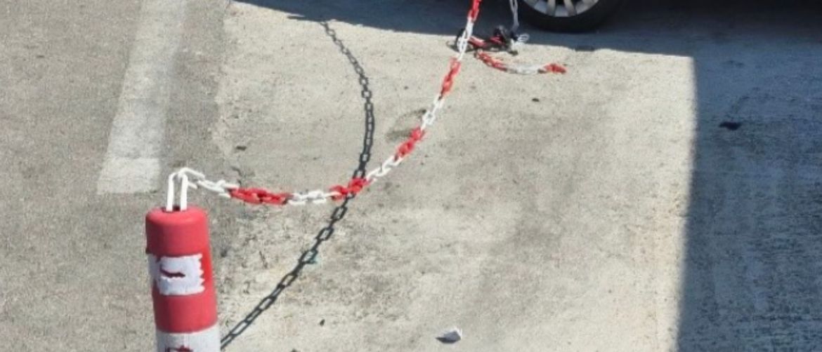 Stupić i lanac na parkingu u Dalmaciji
