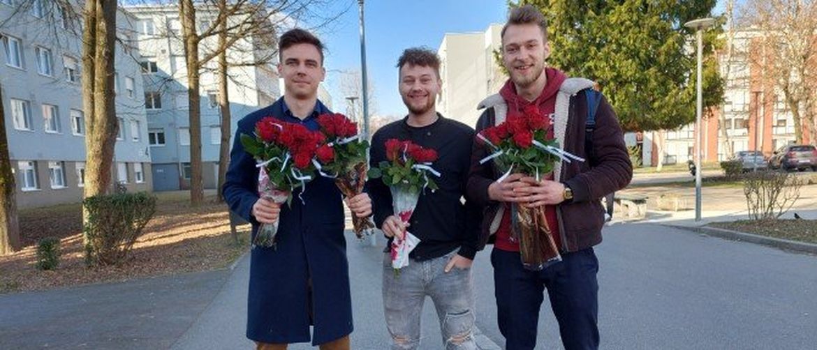 Tri studenta dijele ruže na Savi