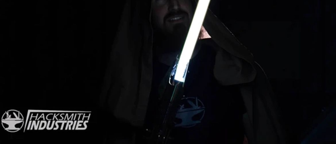 Lik drži lightsaber u mraku