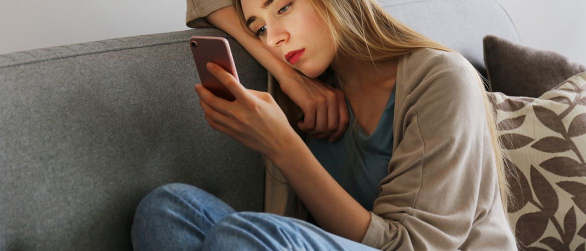 Tužna cura na mobitelu