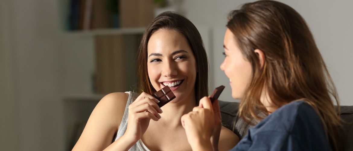 Dvije prijateljice jedu čokoladu