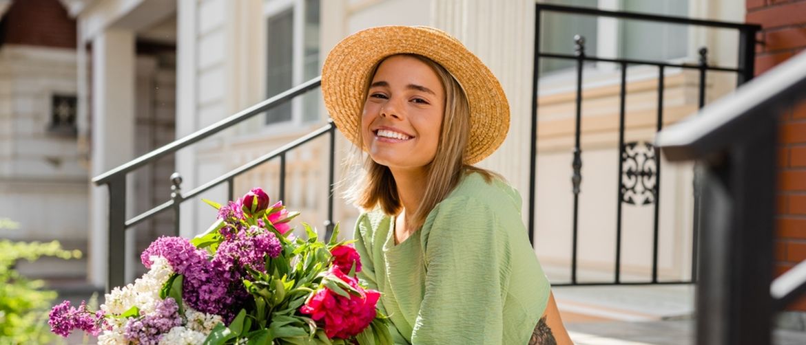 Djevojka s buketom cvijeća