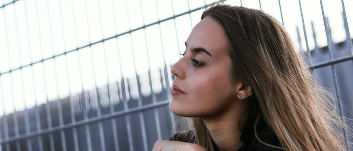 Zamišljena djevojka