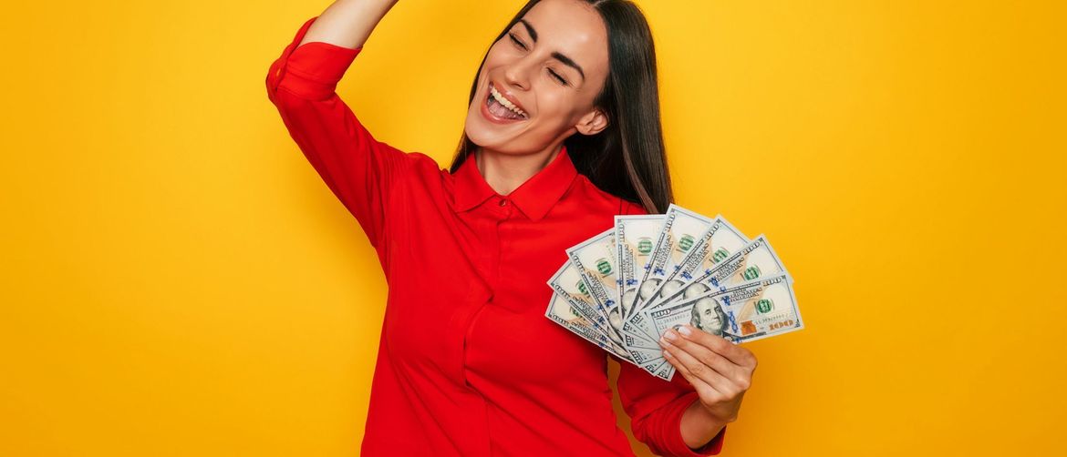 Žena s osvojenim novcima u ruci