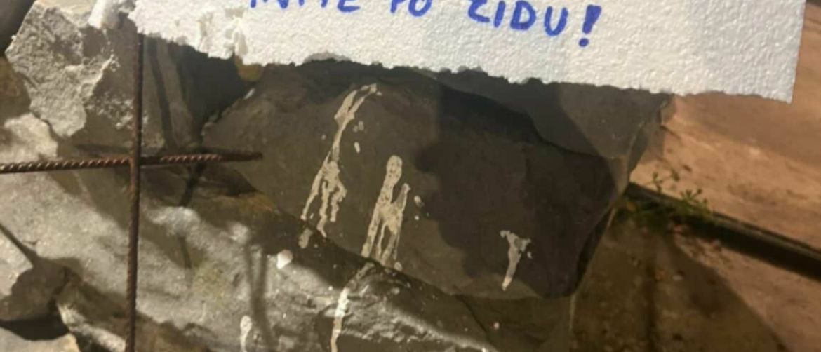 Neobične mrlje i bizarna poruka prolaznicima u Dalmaciji