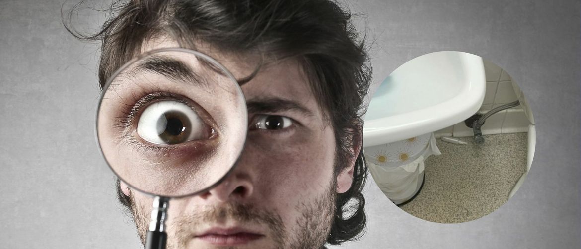 Muškarac koji gleda kroz povećalo i izazov traženja