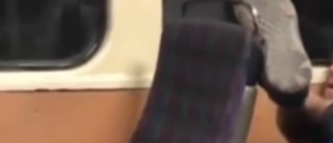 Neobična poza spavanja u tramvaju